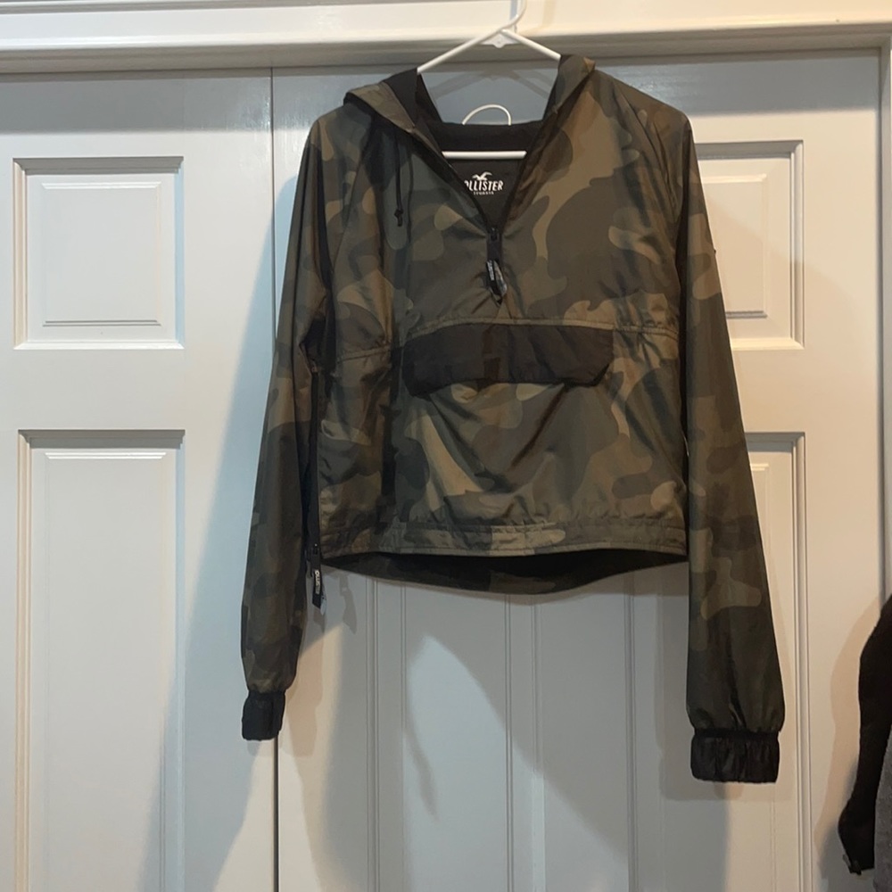 Cropped Hollister Camouflage Windbreaker